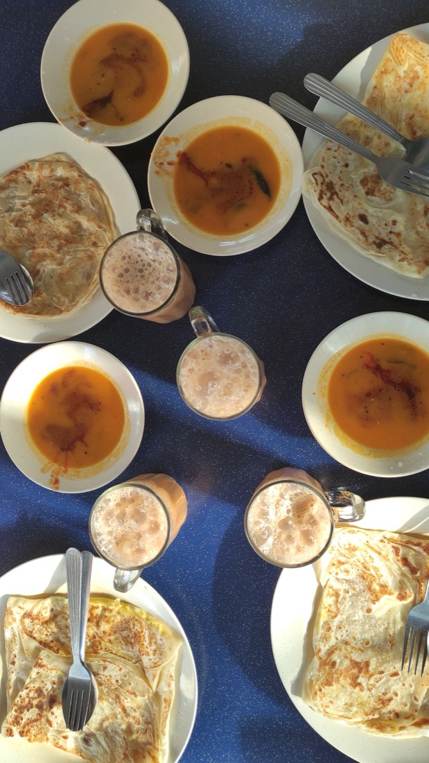 Roti canai et teh tarik servis sur une table
